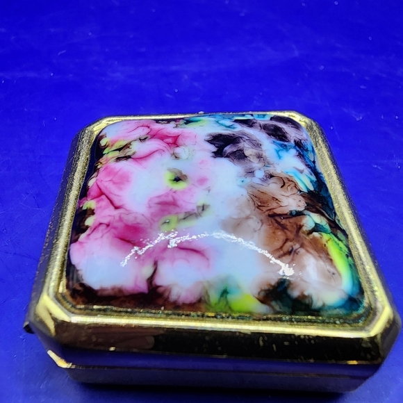 Vintage Pill Box 1.5" Metal Gold Tone Enamel Pink Purple Floral - Picture 2 of 5
